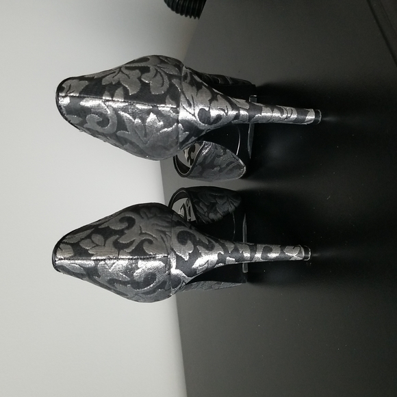 Nine West 4" Silver & Black platform heels - Picture 4 of 5